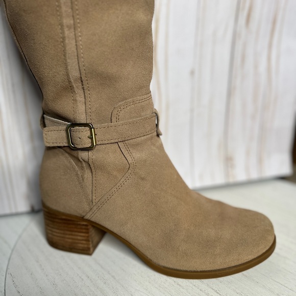 UGG Fashionable Fall Boots - Picture 5 of 12